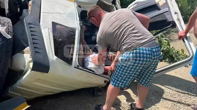 На Сахалине водитель упал в небольшую нишу смятой кабины грузовика и выжил