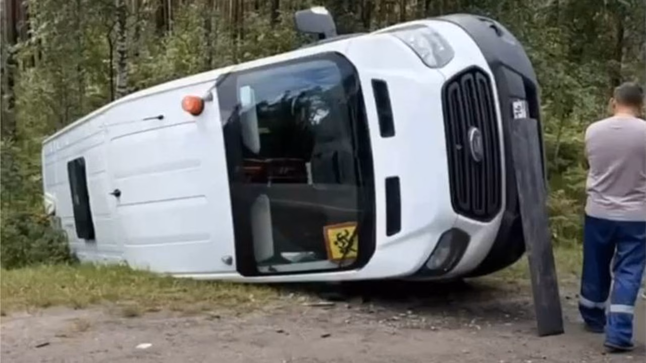 Перевернувшийся автобус с детской хоккейной командой на российской дороге попал на видео