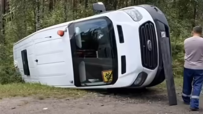 Перевернувшийся автобус с детской хоккейной командой на российской дороге попал на видео