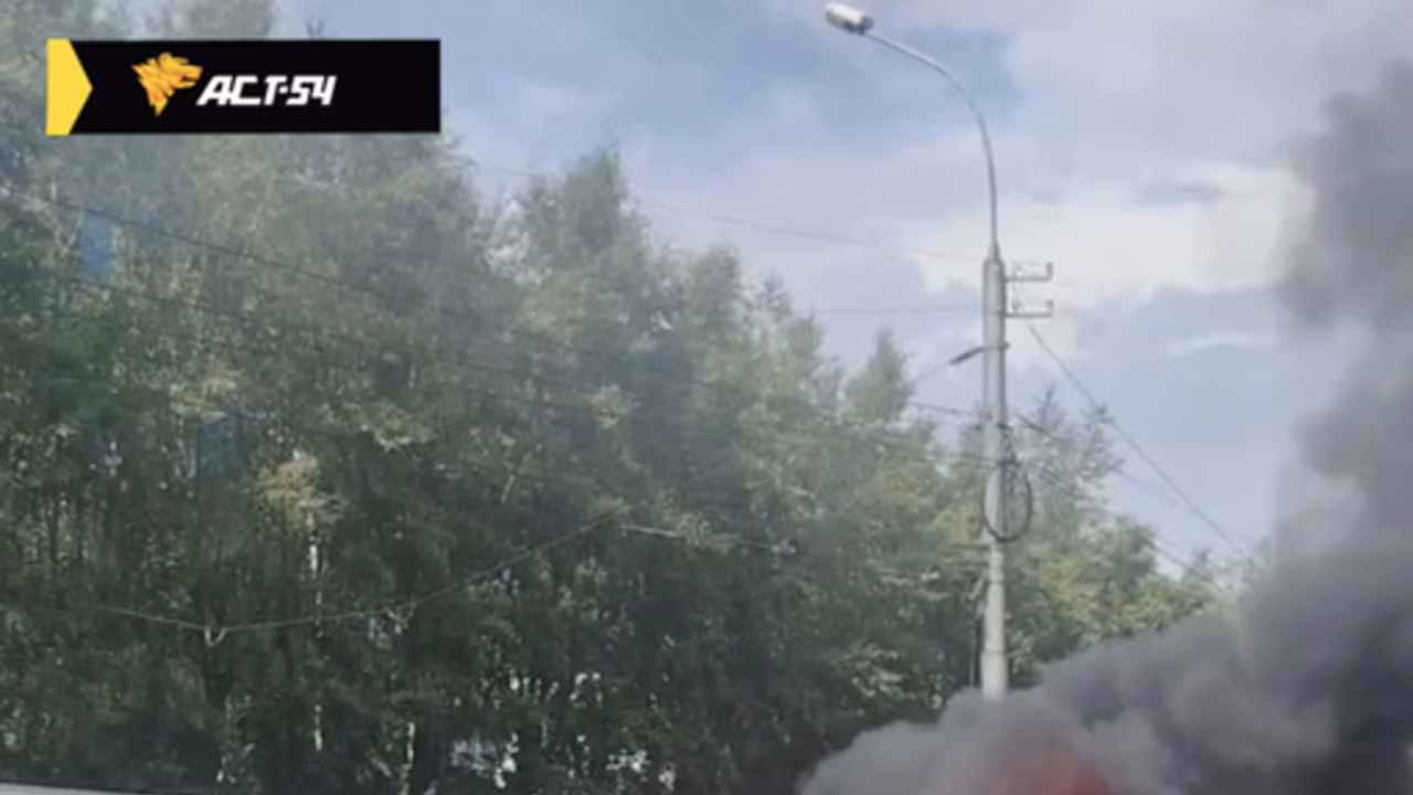 В Новосибирске на видео сняли, как автомобиль взорвался на глазах у водителя