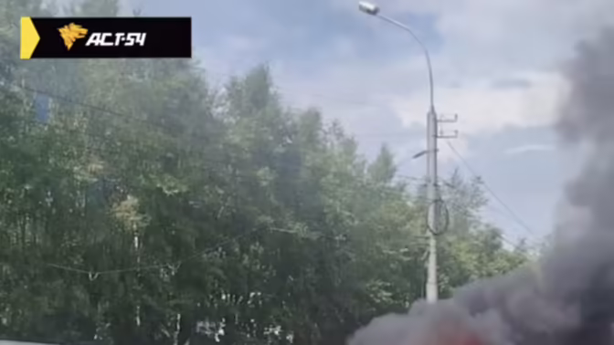 В Новосибирске на видео сняли, как автомобиль взорвался на глазах у водителя