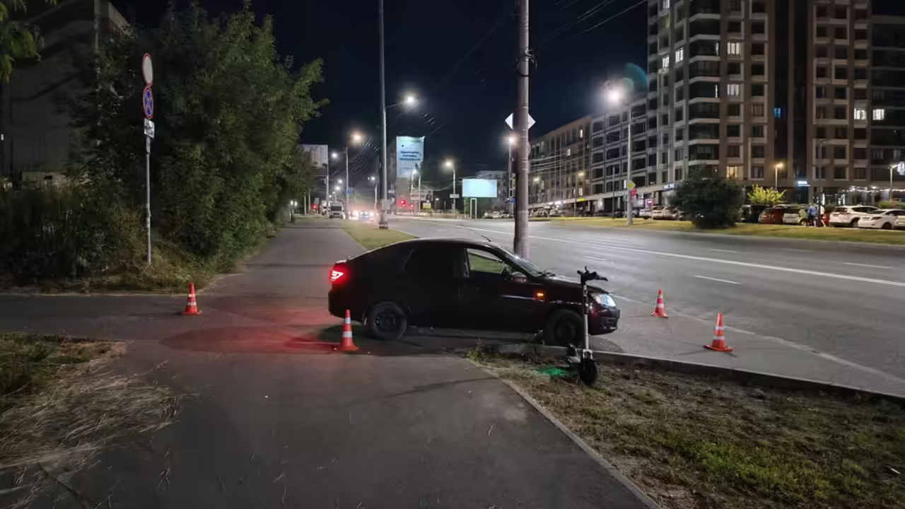 Два парня на одном самокате попали под колёса авто в Ижевске