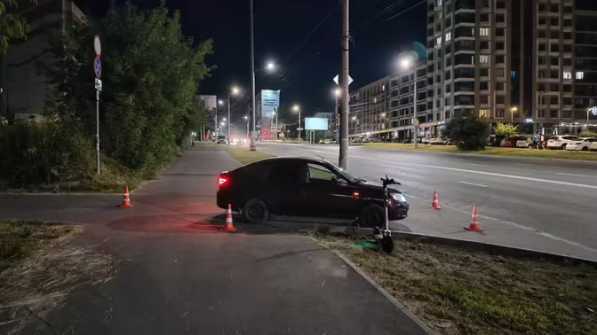 Два парня на одном самокате попали под колёса авто в Ижевске