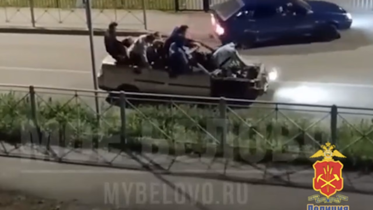 В Кузбассе на видео попало, как мужчина прокатил толпу на самодельном авто