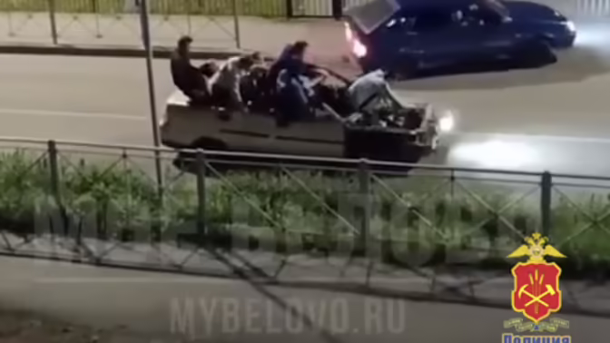 В Кузбассе на видео попало, как мужчина прокатил толпу на самодельном авто