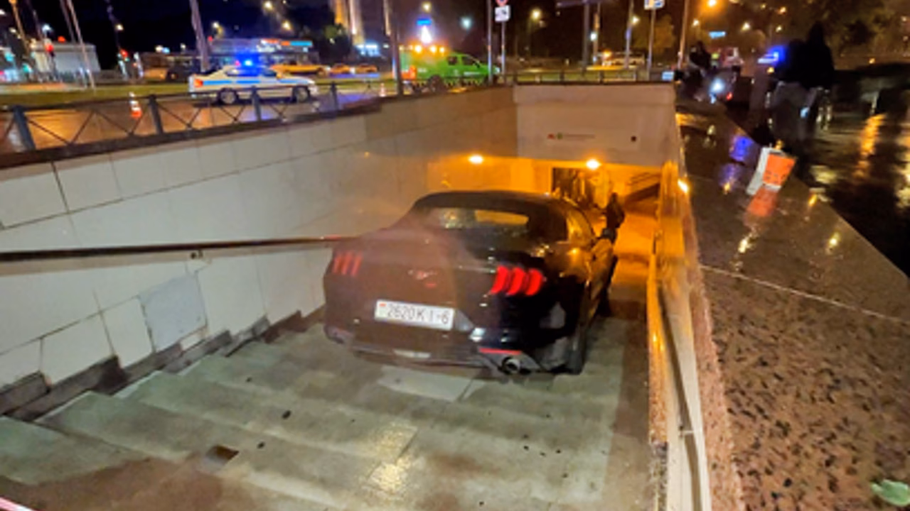 Спорткар после ДТП застрял на лестнице у метро «Домодедовская»