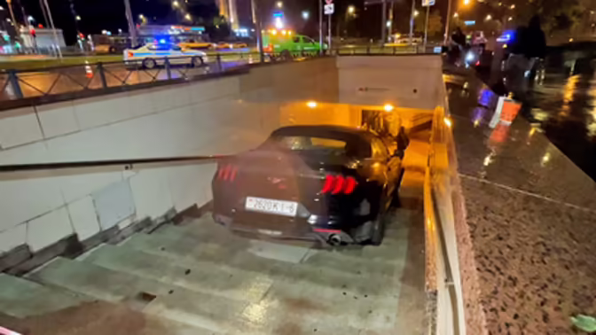 Спорткар после ДТП застрял на лестнице у метро «Домодедовская»