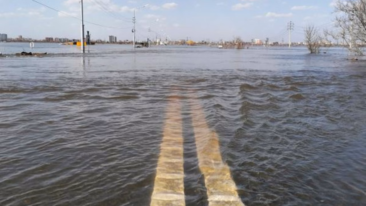 На одной из трасс в Курганской области закрыли движение из-за подтопления проезжей части