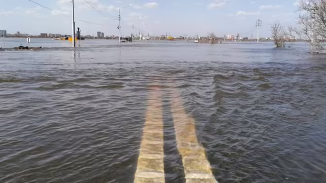 На одной из трасс в Курганской области закрыли движение из-за подтопления проезжей части