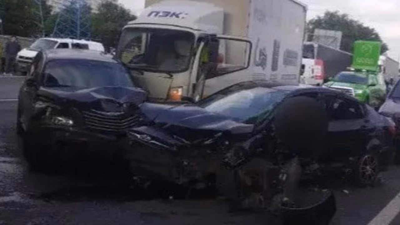 Один человек погиб и трое пострадали в ДТП с пятью машинами на МКАД
