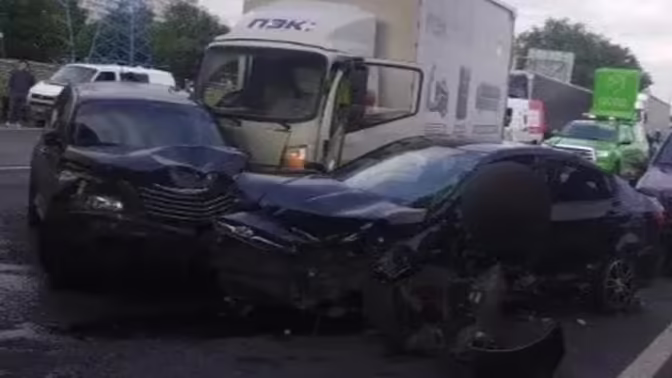 Один человек погиб и трое пострадали в ДТП с пятью машинами на МКАД