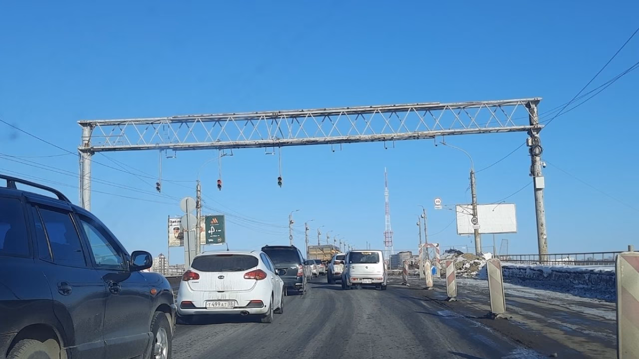 Омичка заявила об ущербе авто при ремонте моста 60 лет ВЛКСМ