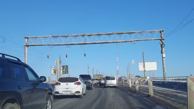 Омичка заявила об ущербе авто при ремонте моста 60 лет ВЛКСМ
