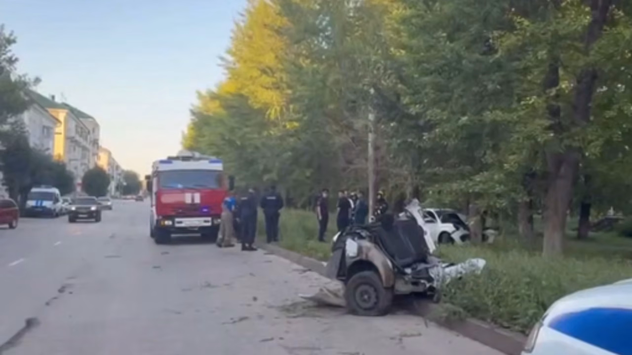 В Башкирии Lada Vesta разорвало при столкновении с деревом