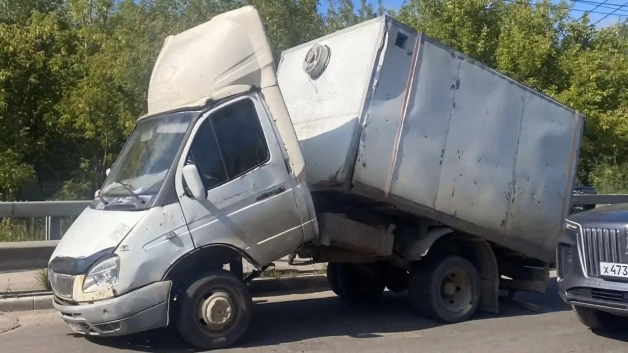 У «Газели» в Туле сломалась рама, и автомобиль разломился пополам