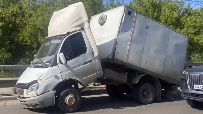 У «Газели» в Туле сломалась рама, и автомобиль разломился пополам