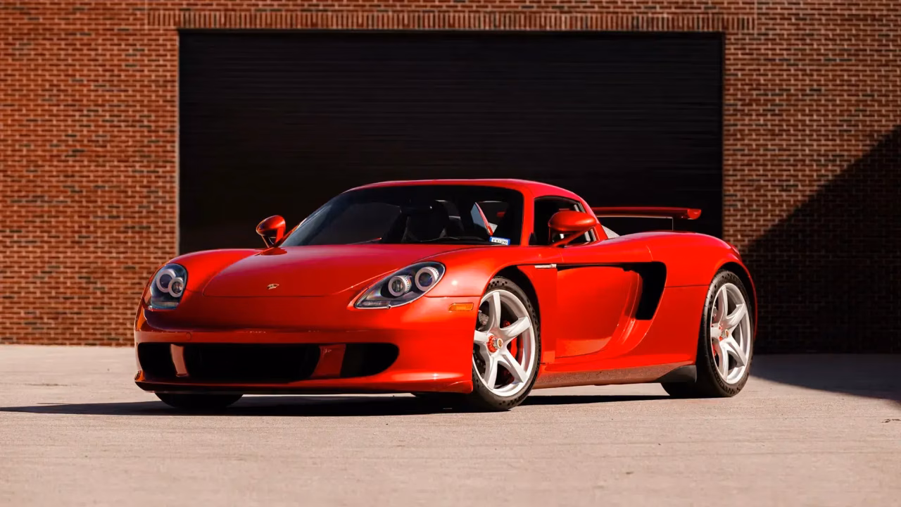 Фанат Ferrari замаскировал под Ferrari редчайший суперкар Porsche Carrera GT