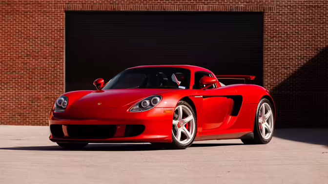 Фанат Ferrari замаскировал под Ferrari редчайший суперкар Porsche Carrera GT