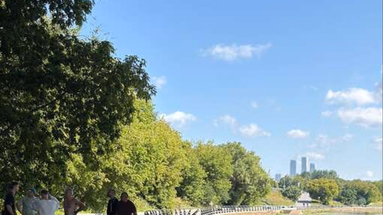 В Москве автомобиль каршеринга вылетел с дороги и рухнул в реку в Филях