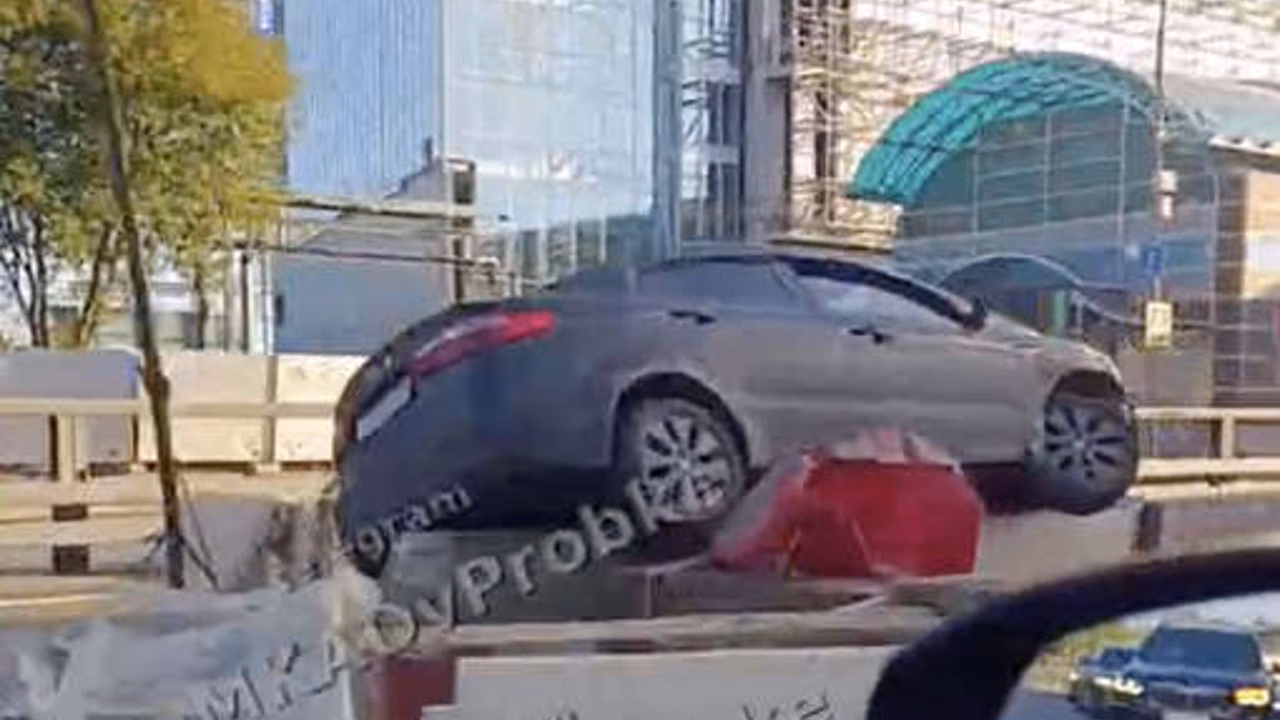 В Москве на видео попало, что автомобиль заехал на ограждение и повис