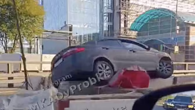 В Москве на видео попало, что автомобиль заехал на ограждение и повис