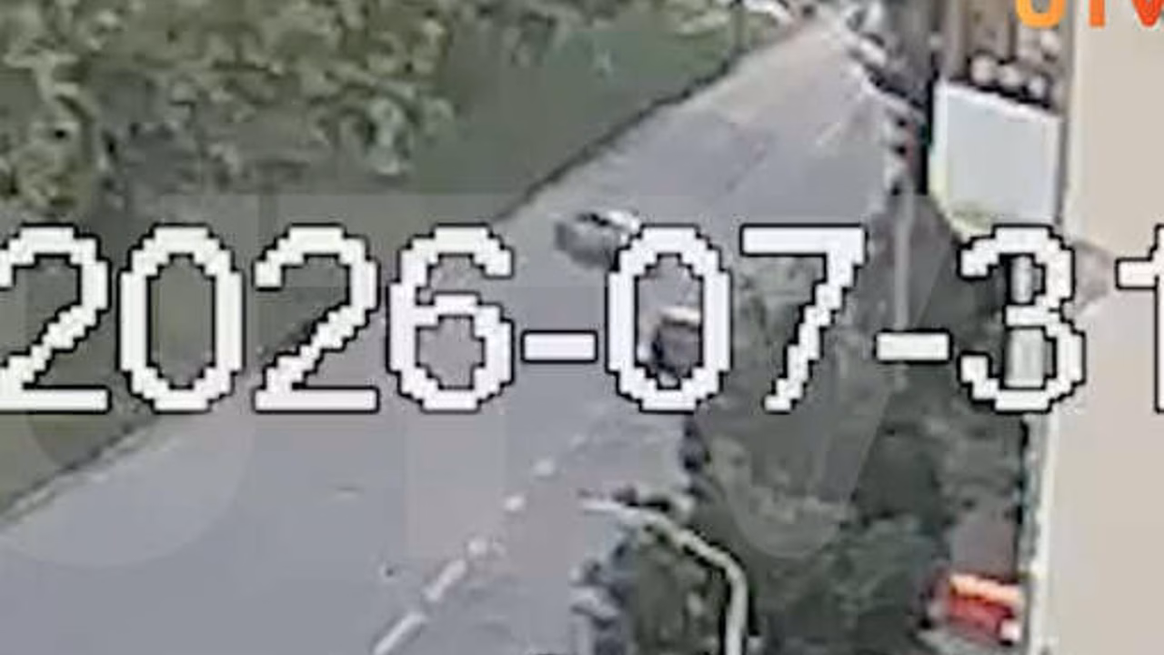 В Салавате легковушка врезалась в дерево, момент ДТП попал на видео