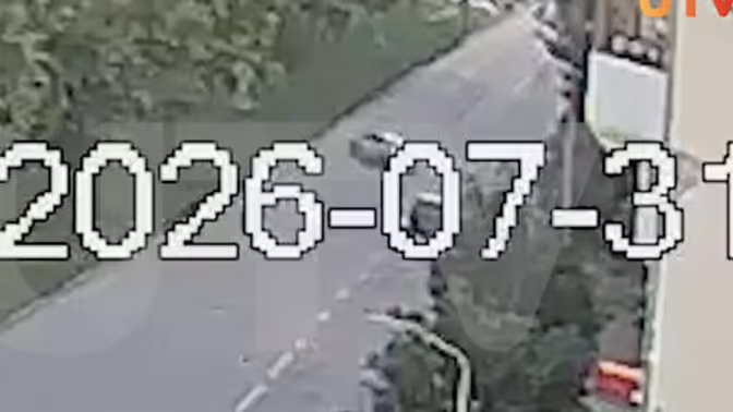 В Салавате легковушка врезалась в дерево, момент ДТП попал на видео