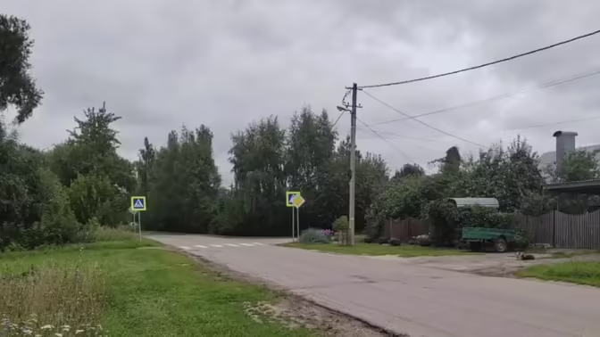 Прокуратура Захаровского района выявила отсутствие тротуаров на дороге