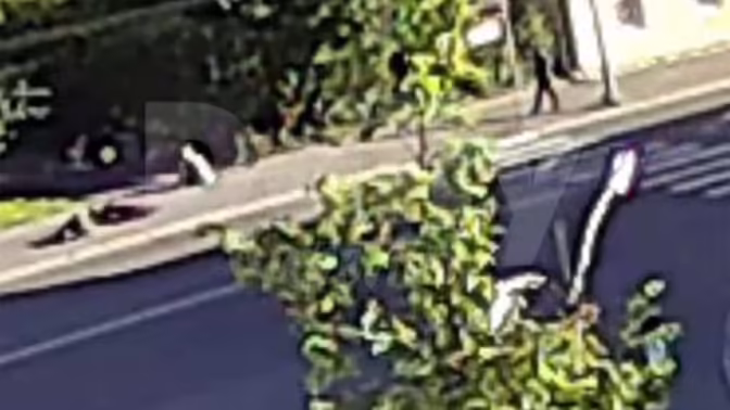 В Карелии на видео  попало, как двое на самокате сбили женщину