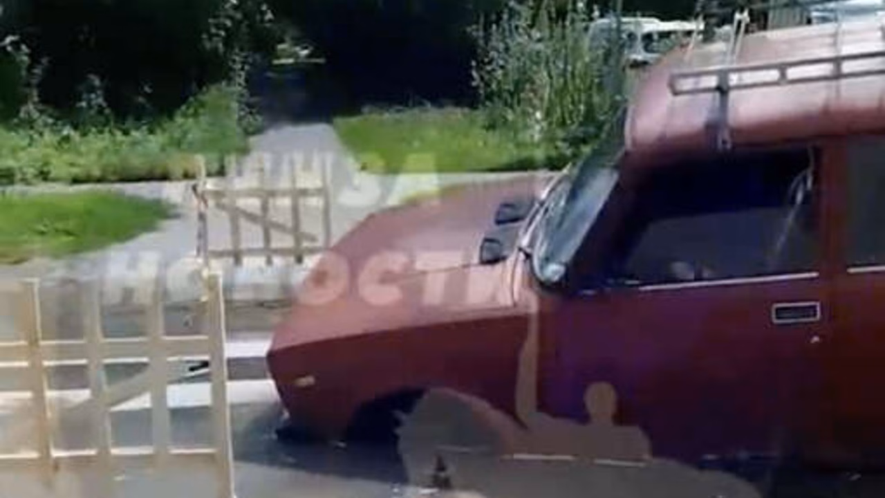 В Пензе на видео попало, как машина провалилась в дыру на дороге