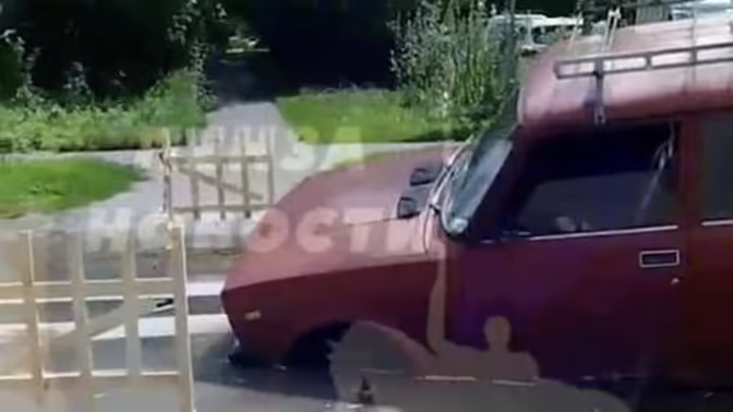 В Пензе на видео попало, как машина провалилась в дыру на дороге