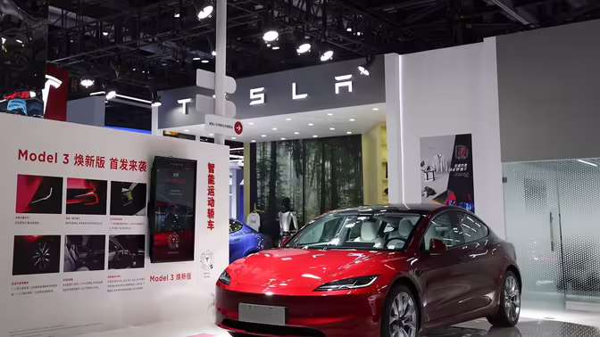 В США после жалоб владельцев начали проверку более одного миллиона машин Tesla