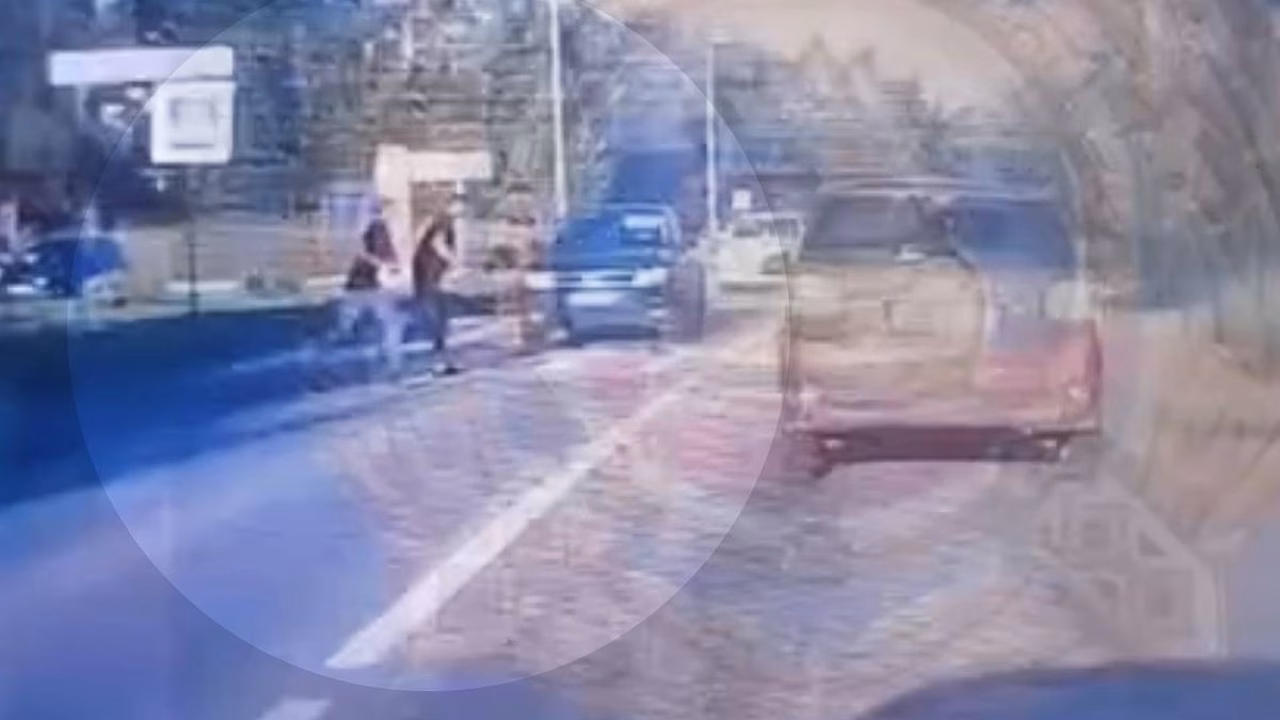В Казани автомобиль сбил пешеходов на зебре, происшествие попало на видео