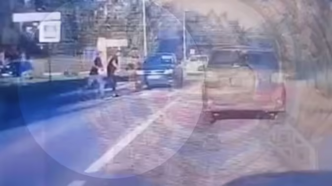 В Казани автомобиль сбил пешеходов на зебре, происшествие попало на видео