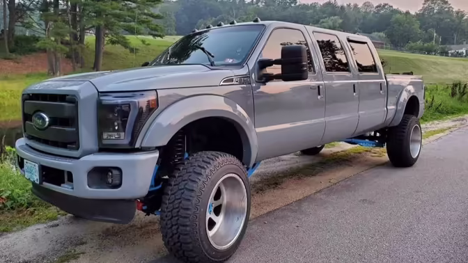 Пикап-таксу Ford с шестью дверями выставили на продажу в США