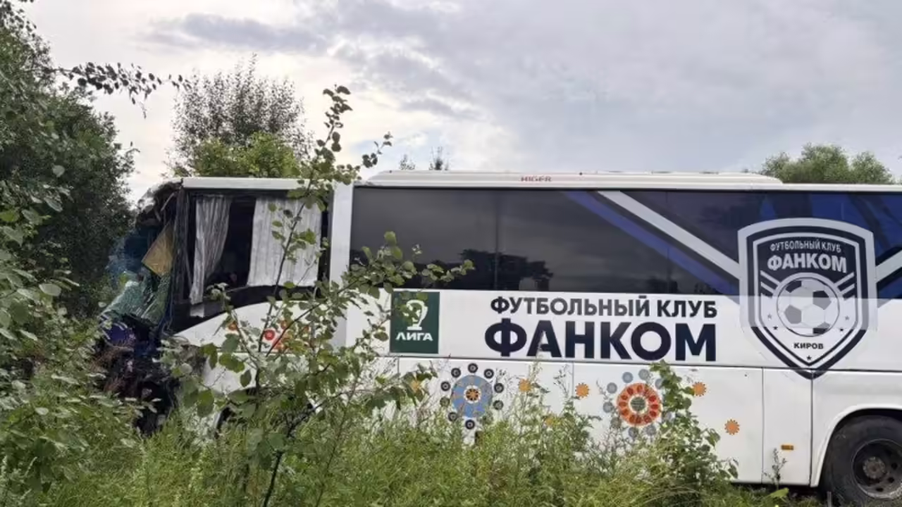 В Ивановской области автобус с командой столкнулся с грузовиком, пострадал водитель