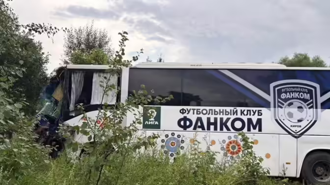 В Ивановской области автобус с командой столкнулся с грузовиком, пострадал водитель
