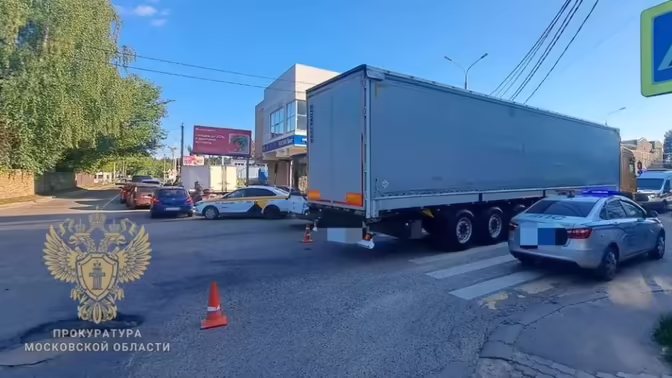 Две женщины погибли при наезде грузовика на пешеходном переходе в Подмосковье