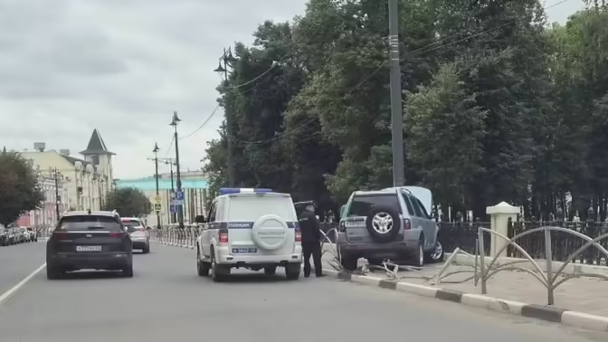 В Рязани автомобиль снес конструкцию и врезался в забор