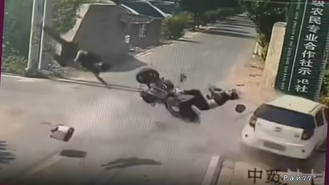 Столкновение мотоциклиста с легковушкой попалона видео в КНР