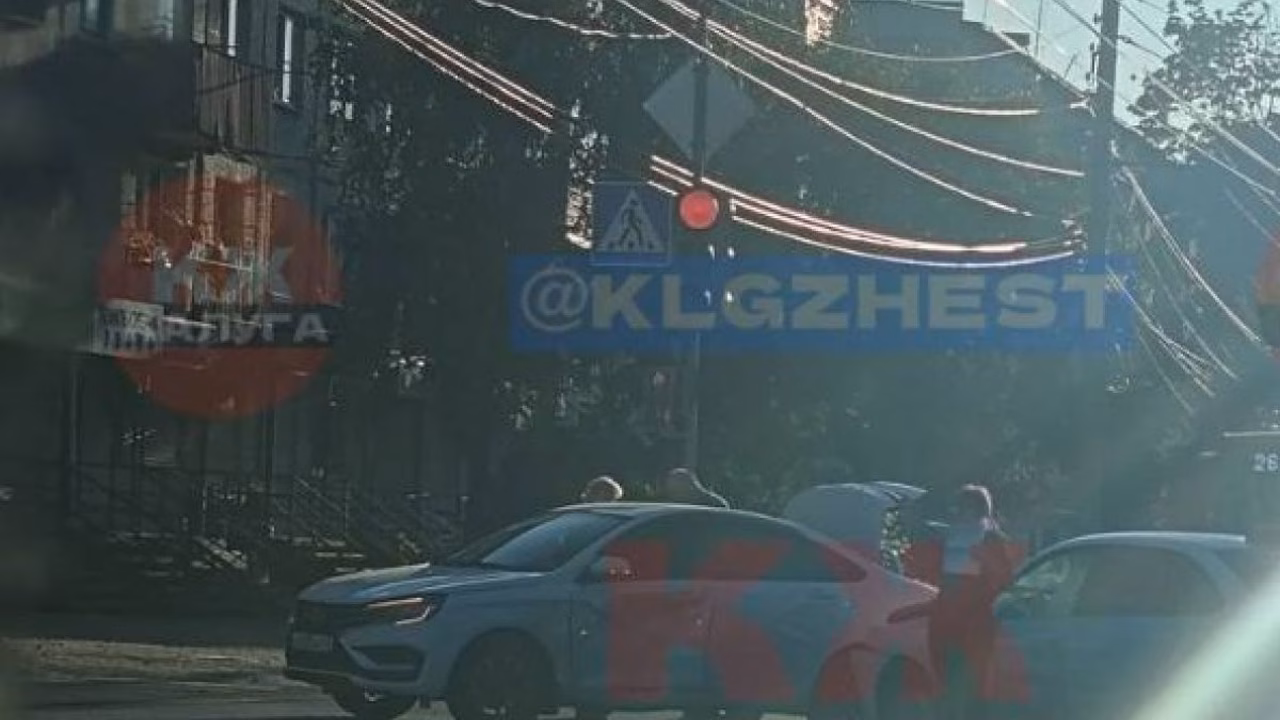 Две "Лады" не поделили дорогу на оживленном перекрестке в Калуге