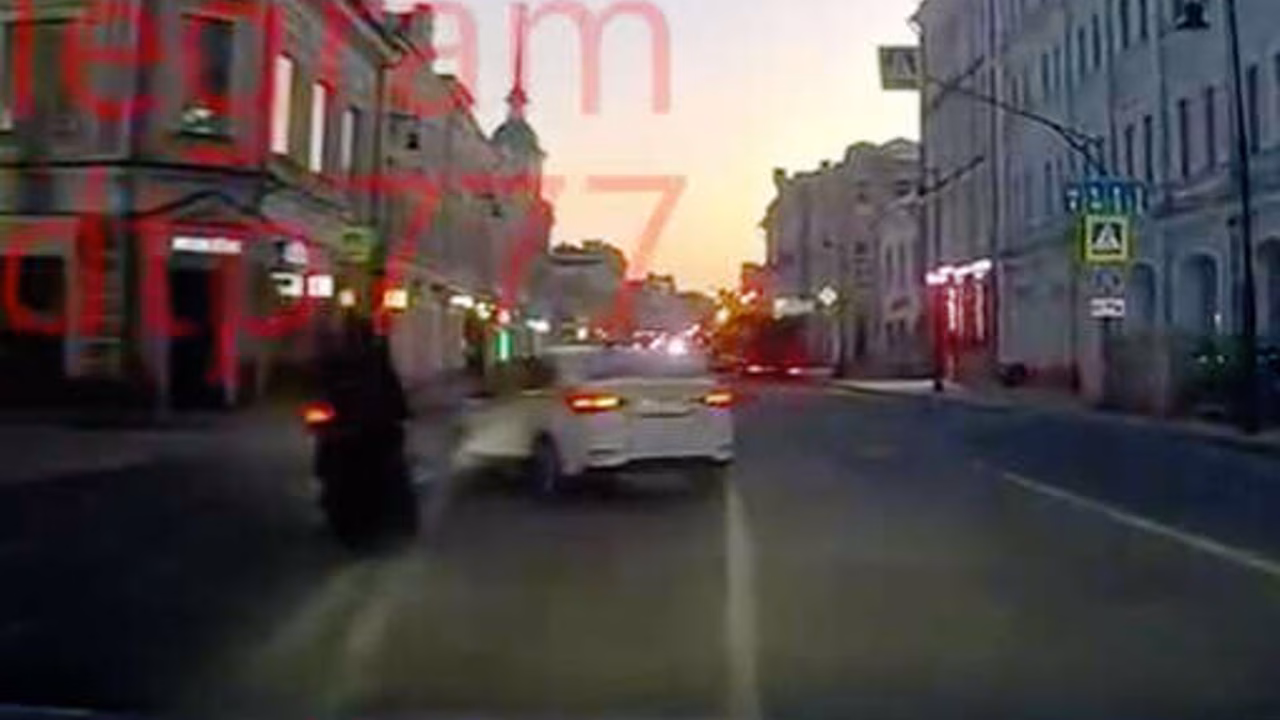 В центре Москвы мотоциклист врезался в такис на повороте и попал на видео