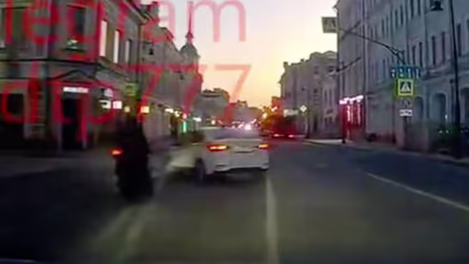 В центре Москвы мотоциклист врезался в такис на повороте и попал на видео