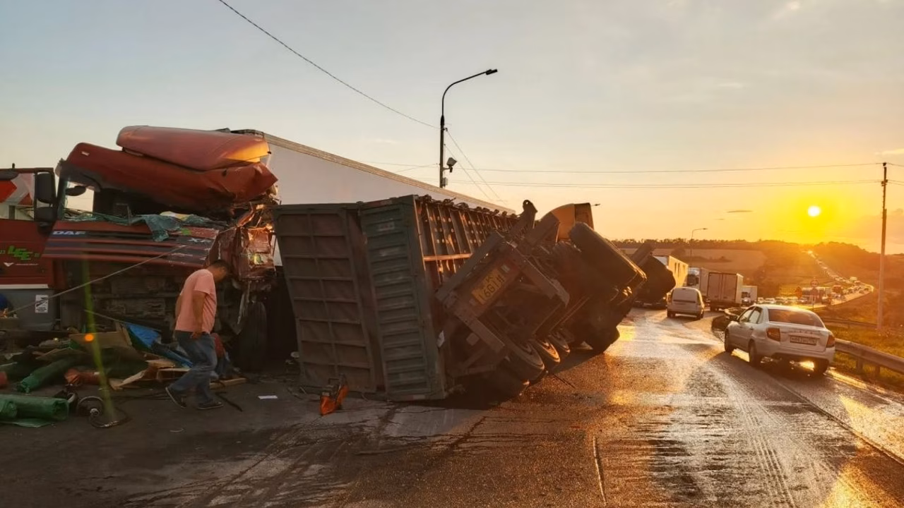В Воронежской области столкнулись три грузовика, пострадали два водителя