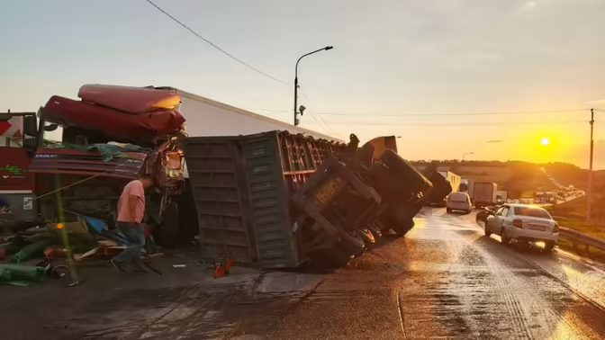 В Воронежской области столкнулись три грузовика, пострадали два водителя