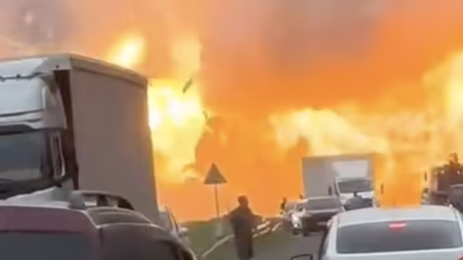 В Пермском крае фура взорвалась на трассе и попала на видео