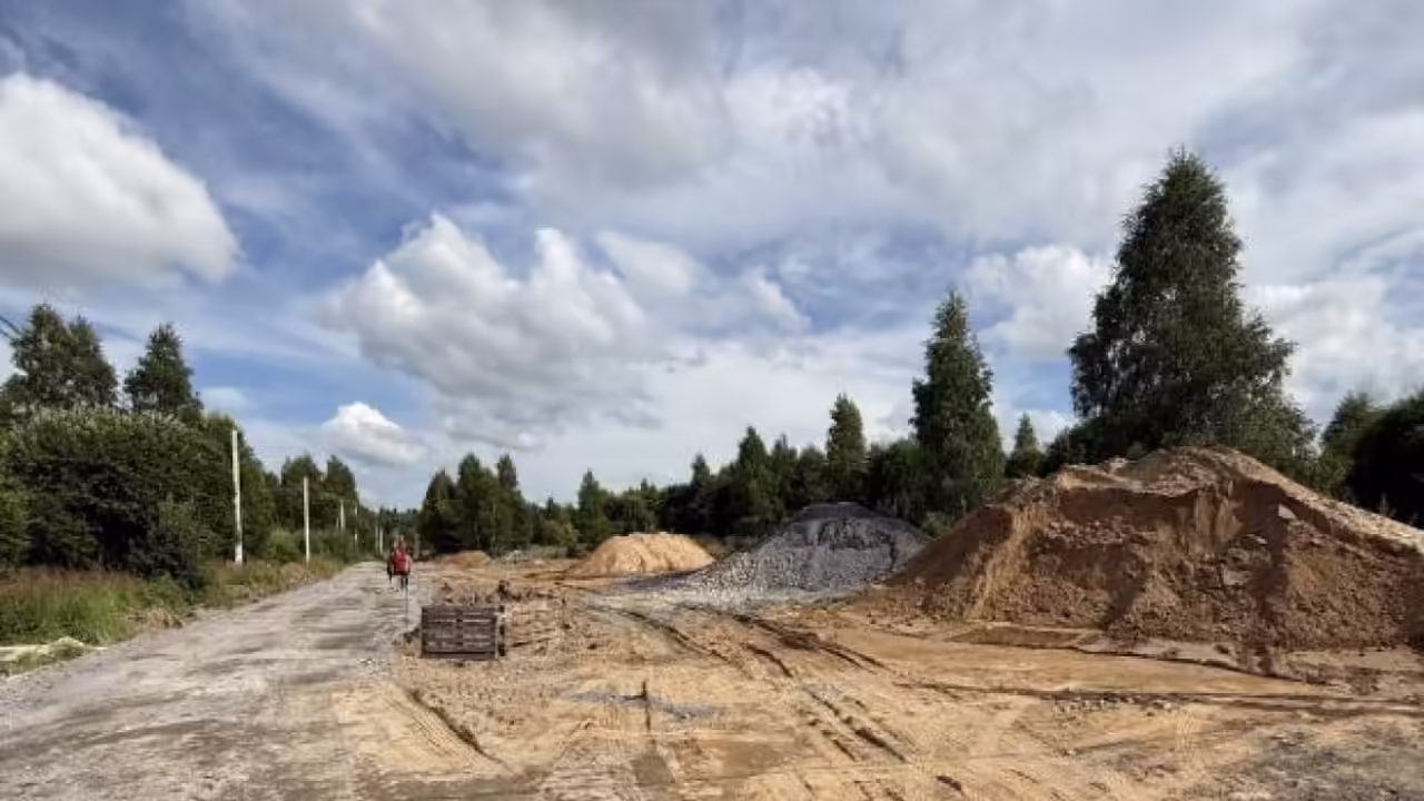 Разбитые дороги в калужское село Госсортучасток начали приводить в порядок