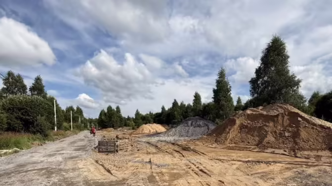 Разбитые дороги в калужское село Госсортучасток начали приводить в порядок