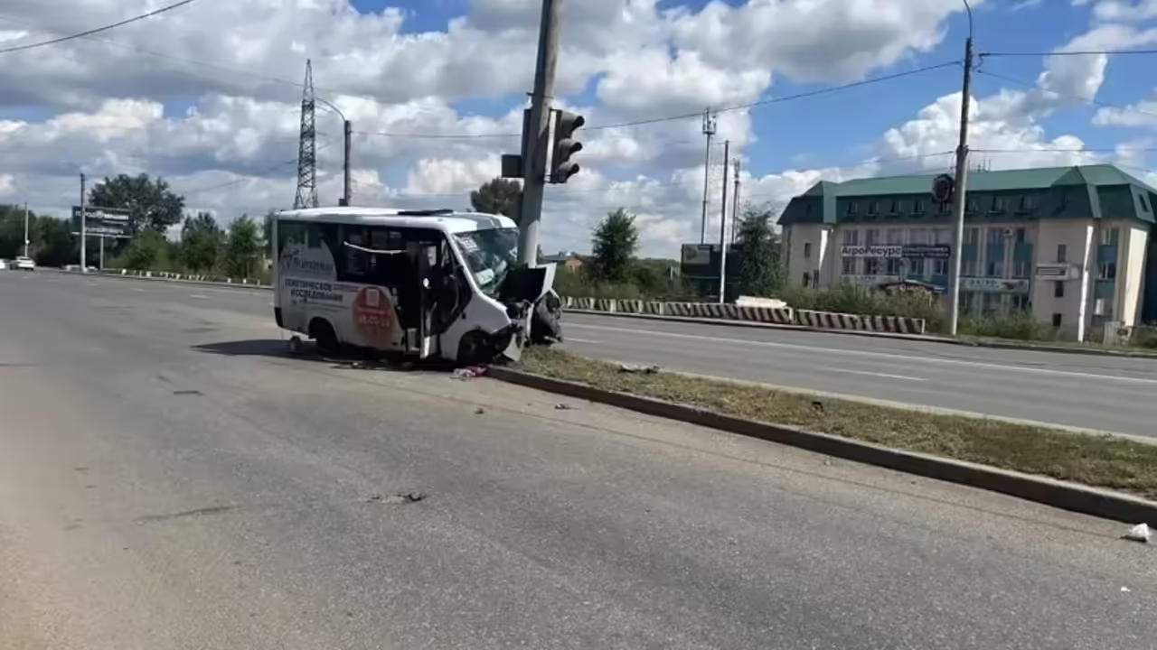 В Оренбурге водитель маршрутки въехал в столб. СК проводит проверку