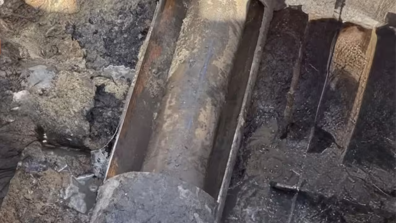 На улице Ворошилова в Воронеже ограничили движение из-за аварии на коллекторе